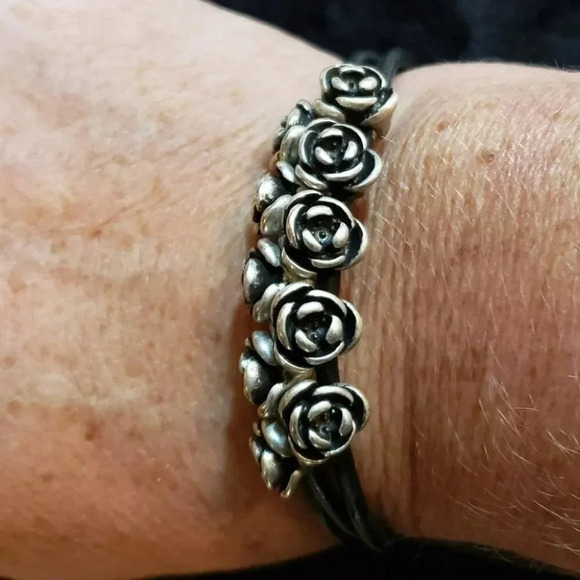 Vintage Bracelet with silver roses and black straps Whimsigoth - Picture 2 of 4